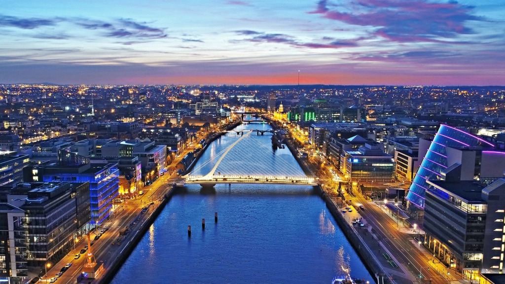 认识爱尔兰:翡翠岛的诗意与传奇,在北大西洋的呼吸里漂浮着一枚被风雨雕琢的祖母绿胸针 认识爱尔兰:翡翠岛的诗意与传奇,在北大西洋的呼吸里漂浮着一枚被风雨雕琢的祖母绿胸针