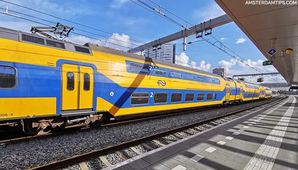 荷兰铁路蓝黄标志色